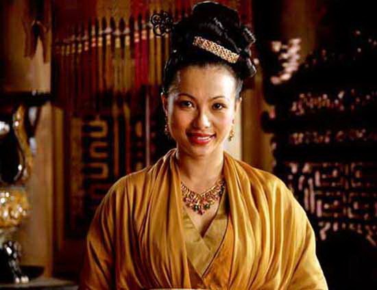 Hoa hậu Thời trang Quốc tế Ai Cập 1999 Ngô Mỹ Uyên vai Hoàng hậu Nghi Lan trong phim "Khát vọng Thăng Long" (2012) của NSND Lưu Trọng Ninh,