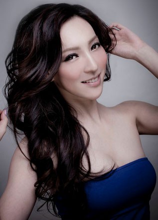 Hoa hậu Ma Cao – Winnie Sin, 25 tuổi cao 1.70m, hiện là sinh viên đại học năm thứ 3.