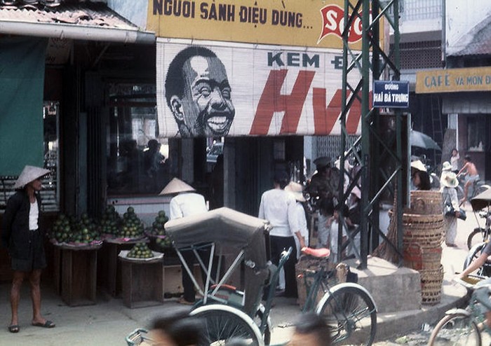 Sài Gòn 1968 - góc đường Hai Bà Trưng - Trần Quốc Toản ngày nay. Ảnh. Darrel Lang.