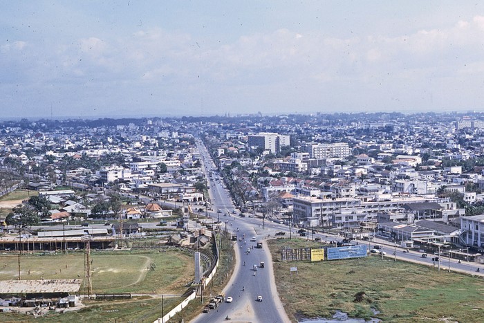 Sài Gòn 1969 - cửa ngõ "thủ đô" Sài Gòn phía Tân Sơn Nhất. Ảnh. George Lane.