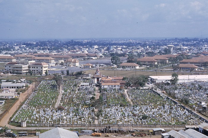 Sài Gòn 1969 - Nghĩa trang Bắc Việt phía sau Bộ Tổng Tham Mưu. Ảnh. George Lane.
