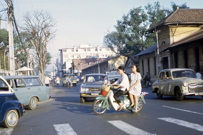 Sài Gòn 1969 - đường Hai Bà Trưng, khu nhà màu vàng bên phải dưới thời Việt Nam Cộng Hòa là xưởng sản xuất á phiện, lúc đó á phiện là ngành nghề kinh doanh được cấp giấy phép, bên trái là Khách sạn Brinks. Ảnh. George Lane.