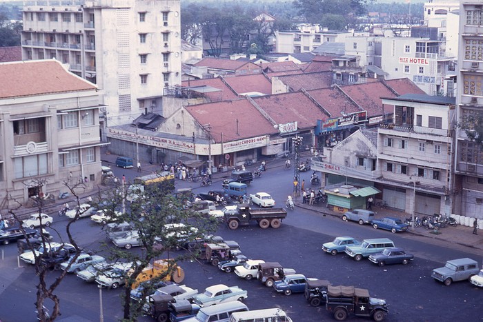 Sài Gòn 1969 - bãi đậu xe phía sau nhà Quốc Hội (cũ). Phía xa bên phải là Khách sạn Ritz Sài Gòn - Ảnh. George Lane.