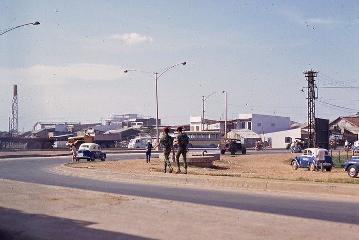Sài Gòn 1969 - ngã tư Hàng Xanh trên đường đi Long Bình - Ảnh. George Lane.