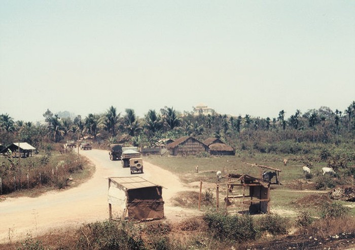 Đường bên cạnh đài tử sĩ từ xa lộ Biên Hòa đi Dĩ An, 1968 - Ảnh. Darrel Lang.