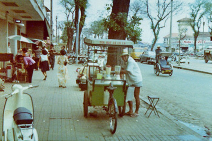 Sài Gòn - Đường Lê Lợi, phía trước rạp Vĩnh Lợi, xe ba bánh bán sữa bột sô cô la.