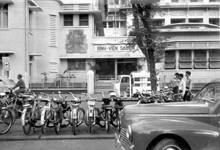 Bệnh viện Sài Gòn nằm trên đường Lê Lợi.