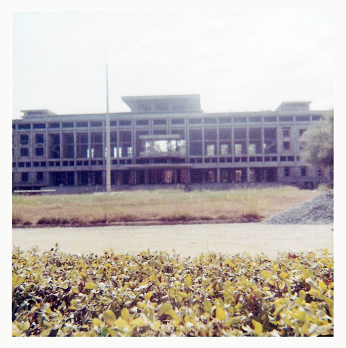 Sài Gòn 1964 - Dinh Độc Lập trong quá trình xây dựng. Ảnh. Russell Vesco.