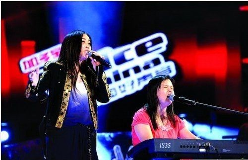 Cô gái lòa Trương Ngọc Hà vinh dự được song ca bên cạnh thần tượng của mình là nữ danh ca Na Anh trên sân khấu "The Voice of China".