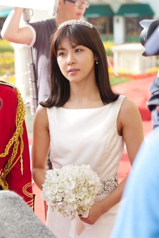 Đã nữ Ha Ji Won có cơ hội được diện trang phục cưới với 2 phong cách hiện đại và cổ điển trong phim "The King 2 Hearts".