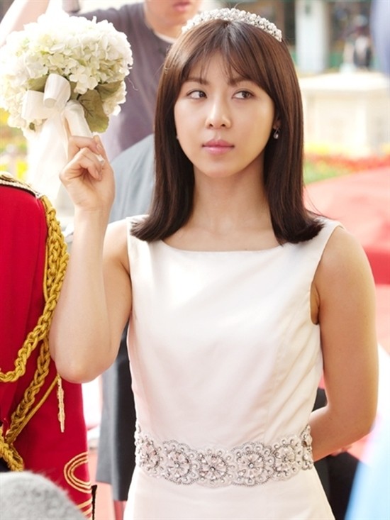 Ha Ji Won dù trong trang phục cô dâu nhưng vẫn không giấu được chất "đả nữ" của cô.