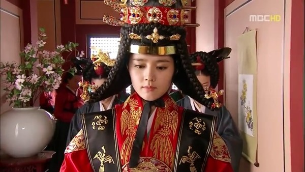 Trong phim này, Han Ga In lộng lẫy với bộ trang phục cô dâu cổ trang của Hàn Quốc sánh vai bên đức tân lang Lee Hwon do nam diễn viên Kim Soo Hyun đóng.
