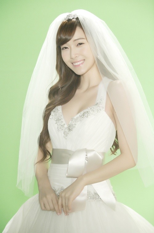 Thành viên nhóm SNSD là cô nàng Jessica cũng được thử sức với vai trò cô dâu bên cạnh nam diễn viên Lee Dong Wook với bộ phim "Wild Romance".