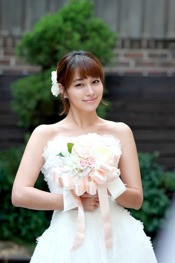 Người đẹp Lee Min Jung với vai cô dâu sánh vai cùng chú rể là cậu học trò của chính mình, Kyung Joon trong bộ phim hài “Big”.