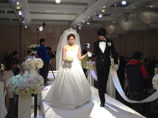 Cô nàng Uee vai cô dâu Ja Eun trong phim Ojakgyo Brothers và sánh vai bên chú rể Tae Hee (nam diễn viên Joo Woon thủ vai).