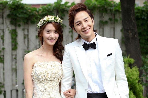 Cô dâu Yoona rạng rỡ bên cạnh chú rể Jang Geun Suk.