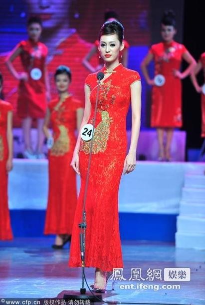 Tân Hoa hậu Đàm Kiều Y sở hữu chiều cao 1.77m, nặng 52kg, hiện cô là người mẫu hàng đầu của công ty người mẫu Tư Duy Mới và từng đại diện cho công ty này tham dự cuộc thi siêu mẫu Trung Quốc.
