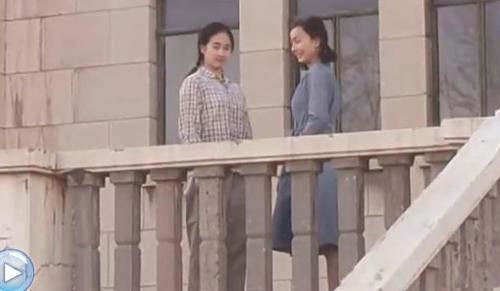 Tạ Tiểu Thanh (trai) vai cô bạn của Đào Hồng trong phim “Những ngày nắng đẹp”, cảnh này Tạ Tiểu Thanh đang nói chuyện với Hạ Vũ.