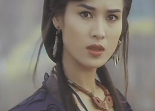 Trịnh Sướng vai một yêu nữ giang hồ được mệnh danh là độc thủ La sát trong phim “Lục chỉ cầm ma” bản của Lâm Thanh Hà.