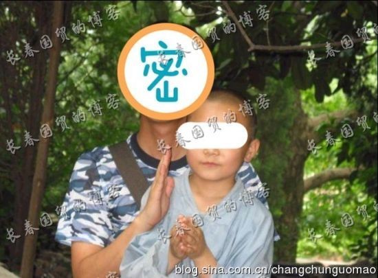 Blog "Trường Xuân Quốc Mạo" cho biết vị tiểu hòa thượng này là con trai của một nữ diễn viên nổi tiếng đã bỏ lại tại một ngôi chùa ở Nam Kinh hơn 10 năm.