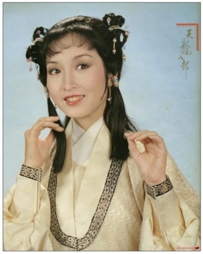 Số 61. Hoàng Hạnh Tú vai Chung Linh và A Châu trong “Thiên long bát bộ” 1982. Vai diễn A Châu của cô cũng được coi là vai diễn để đời, nhưng có điều lạ là không hiểu vì sao lại để Hoàng Hạnh Tú phải thể hiện cùng một lúc hai vai?
