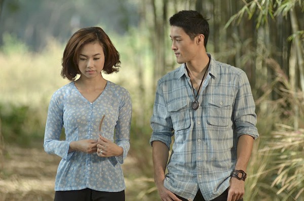 Đinh Ngọc Diệp trong một cảnh phim cùng với Johny Trí Nguyễn.