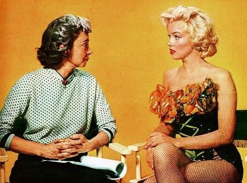 Marilyn Monroe (phải) bên cạnh nữ chỉ đạo diễn xuất Natasha Lytess.