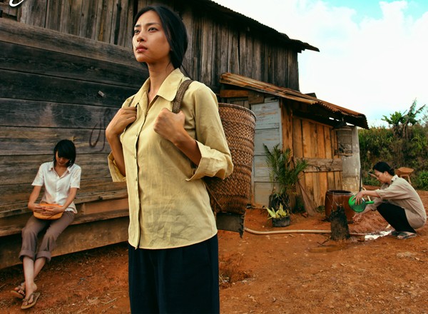 Ngô Thanh Vân hóa thân thành người chị nghèo, nét mặt luôn đượm buồn vì em gái bị mắc bệnh hiểm nghèo trong phim ngắn “Hành trình” đạo diễn Cường Ngô.