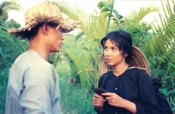 Việt Trinh vai Bạch Cúc phim “Người đẹp Tây Đô”. Nhân vật nữ chính Bạch Cúc trong phim chính là nguyên mẫu ngoài đời của bà Lâm Thị Phấn - cựu chiến binh của đất Tây Đô, hiện nay bà đang sinh sống với đời chồng thứ ba tại thành phố Cần Thơ.