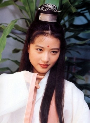 Số 13. Chu Hải Mỵ vai Chu Chỉ Nhược trong “Ỷ thiên đồ long ký” 1994, vai Bao Tích Nhược trong “Anh hùng xạ điêu” 2008.