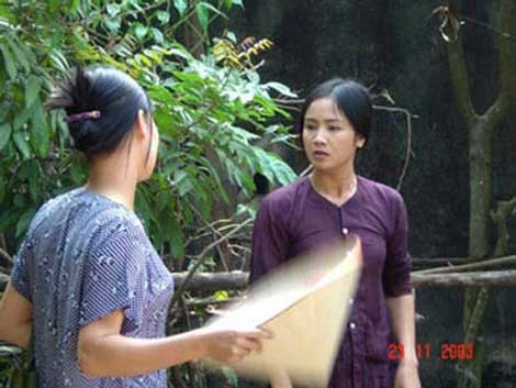 Thu Hà vai Tân trong phim "Đường đời" .