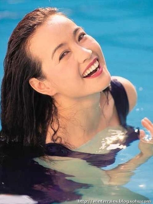 Nữ diễn viên Lưu Hiểu Khánh, một cây đại thụ trong làng điện ảnh Hoa ngữ với nụ cười say đắm lòng người trong trang phục bikini trong bể bơi mà đến giờ ở độ tuổi ngoài 60 sẽ không ai còn được thấy bà diện trang phục đó nữa. Ảnh. Sohu.