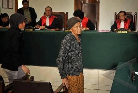 Phiên tòa xử tất cả những người có mặt tại tòa vì để một bà già nghèo đói đi ăn cắp.