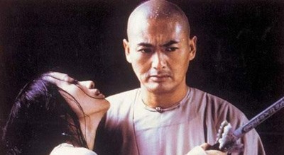 Trong phim “Ngọa hổ tàng long”, Chương Tử Di không ít lần nằm trong vòng tay của nam tài tử Châu Nhuận Phát. Ảnh. Sina.