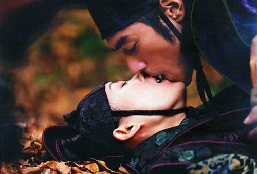 Cũng trong phim “Thập diện mai phục”, Chương Tử Di đã có một cảnh “khóa môi” ấn tượng cùng nam diễn viên gốc Nhật điển trai Kim Thành Vũ. Ảnh. Sina.