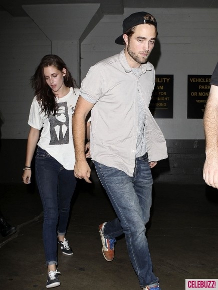 Robert Pattison và bạn gái Kristen Stewart tham dự buổi hòa nhạc của Bobby tại The Hotel Café ở Hollywood hôm 19/7/2012. “Cặp đôi đã ôm hôn nhau thắm thiết, tay trong tay và cùng cười đùa. Rob và Kristen dường như đang dành thời gian để được bên nhau”, một diễn viên có mặt tại buổi hòa nhạc cho biết.