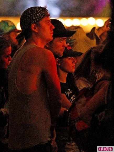 18. Hòa cùng đám đông tại Liên hoan Âm nhạc Coachella hôm 22/4/2012.