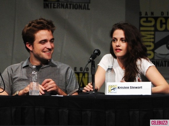 2. Rob và Kristen tại buổi họp báo phần 2 “The Twilight Saga” nằm trong hội chợ Comic-Con International 2012. “Ở phần hai này, chúng tôi thực sự đã trở thành những loài thú chứ không còn là con người nữa. Và chúng tôi đã thực sự cố gắng. Đoàn phim cho biết phần này sẽ xếp hạng R (không dành cho lứa tuổi dưới 18 –pv), và tôi thực sự đang rất ngóng chờ điều đó”, Kristen chia sẻ.