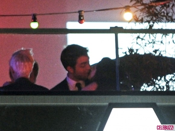 21. Nụ hôn nóng bỏng của cặp đôi ngoại ban công sau buổi công c hiếu bộ phim “On The Road” của Kristen tại LHP Cannes 65, Pháp hôm 23/5/2012.