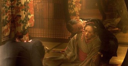 Trong phim “Hồi ức một Geisha”, Chương Tử Di cũng có nhiều cảnh nóng và những lần “va chạm” với các vị khách Nhật khi cô vào vai một kĩ nữ. Ảnh. Sina.