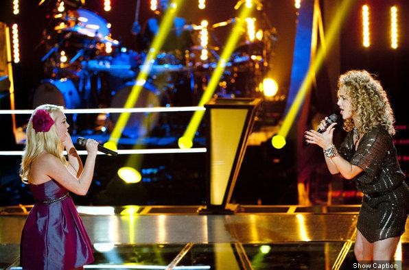 Hai thí sinh tại vòng Đối đầu trực tiếp The Voice Mỹ 2011. Ảnh. Chron.