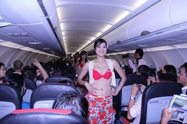 Xem thêm hình ảnh: Hot girl Việt bikini trên máy bay chính là nữ tiếp viên hàng không Vụ mặc bikini trên máy bay: 'Nên ra bể bơi thì hợp hơn'!