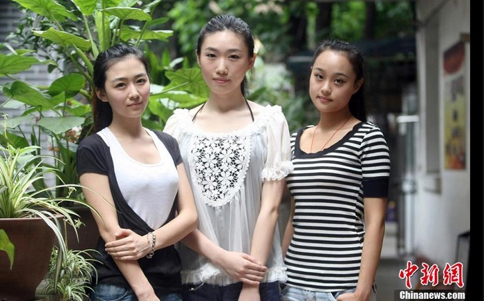 Hoa hậu Nghiêm Manh (giữa), Á hậu 1 Dương An Kỳ (trái) và Á hậu 2 Đào Ngọc Khiết ăn mặc giản dị và trang điểm nhẹ trong chuyến từ thiện đến thăm một viện dưỡng lão của tỉnh Trùng Khánh.