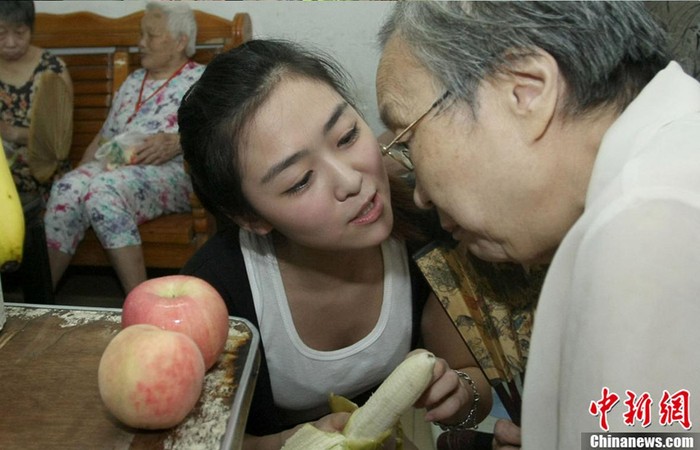 Á hậu 1 Dương An Kỳ nói chuyện với một cụ già trong viện dưỡng lão.