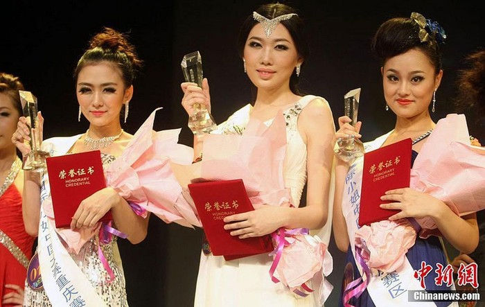Hình ảnh gây tai tiếng và tạo sóng gió trong dư luận cho top 3 Hoa hậu Quốc tế Trùng Khánh.