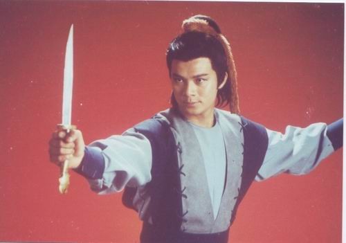 Quách Tĩnh do Hoàng Nhật Hoa đóng trong “Anh hùng xạ điệu” phiên bản 1983 cũng là một vai diễn kinh điển mà cho đến nay không nam diễn viên nào có thể qua mặt được.