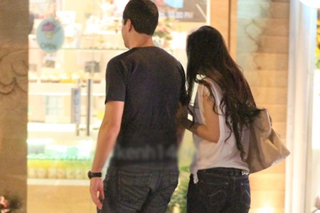 Cặp đôi đi bộ một đoạn khá dài, sau đó họ cùng dắt nhau vào một quán cà phê bên đường.