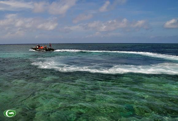 Bãi cạn san hô ở đảo Nam Yết với gam màu xanh ngọc trong những gợn sóng biển trông thật lạ mắt.