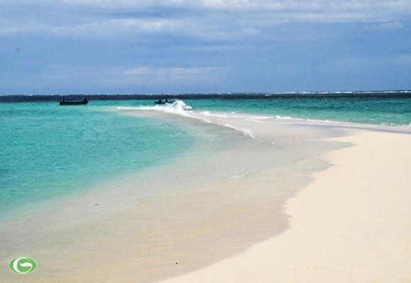 Thiên nhiên Trường Sa ưu đãi cho các đảo rất nhiều bãi cát san hô. Cát in lên biển đảo một màu trắng xóa, tạo nên những bãi bờ với khí hậu trong lành, tinh khiết tuyệt đẹp giữa biển khơi.