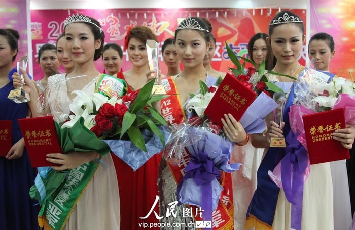 Top 3 Hoa hậu Du lịch thế giới tỉnh An Huy. Hoa hậu Phan Lệ (giữa), Á hậu 1 Khám Tây (trái) và Á hậu 2 Ngô Đại Nhụy.